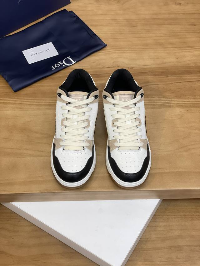 售 价: 商品商标：Dior* 迪奥* 高帮休闲鞋 正码码数: 38-44 可订做45.46 商品材料：鞋面进口牛皮拼接原版布料，透气内里，原版大底。 编 号：